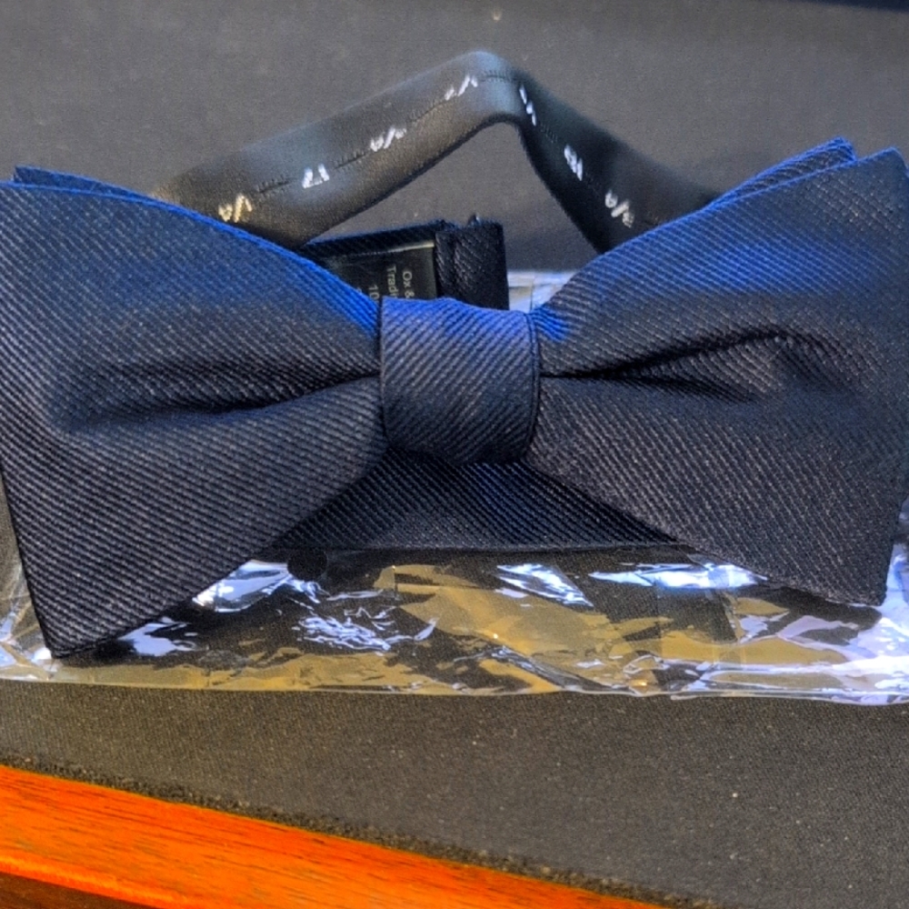 Elegant Ox & Bull Navy Silk Bow Tie